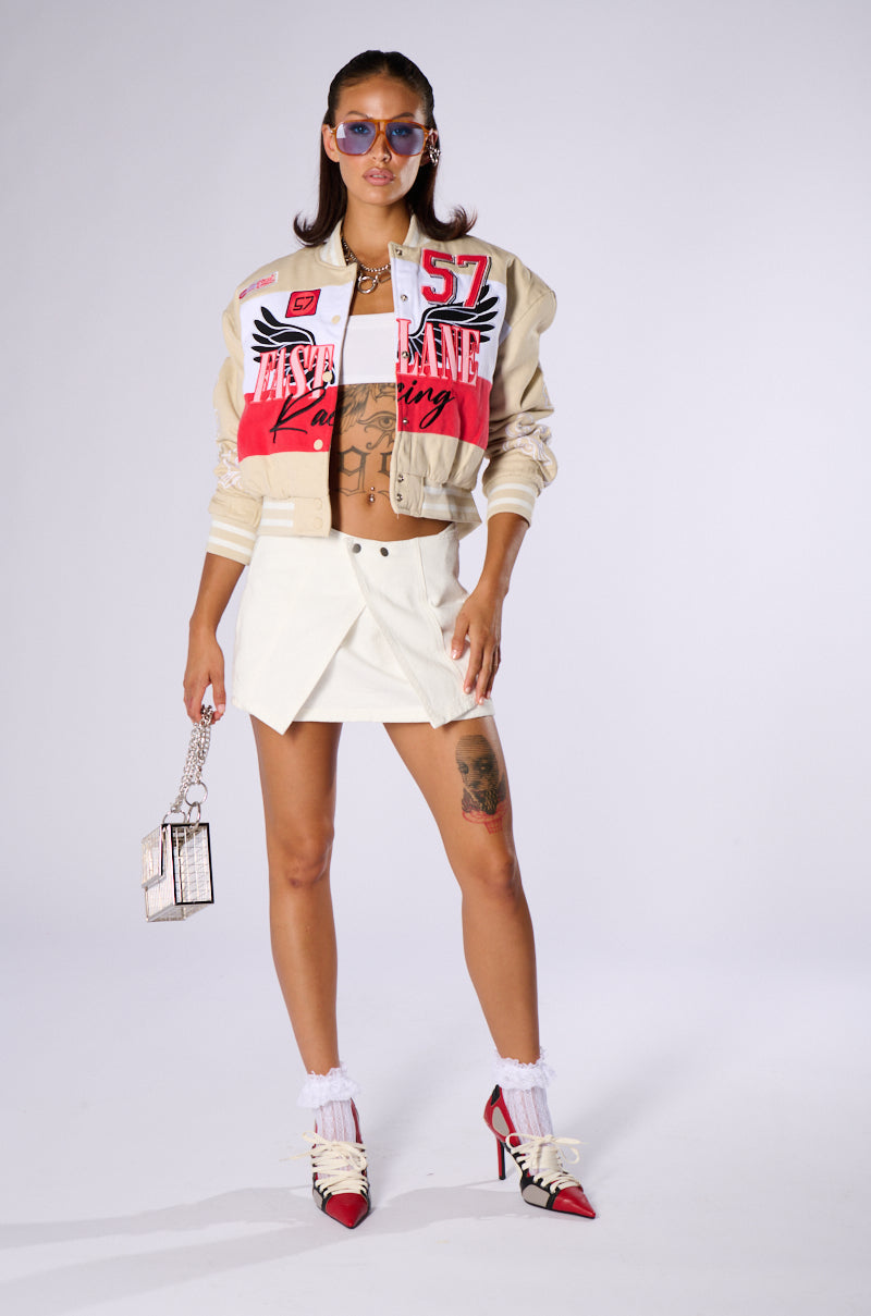 WHITE BELTED SNAP MINI SKIRT